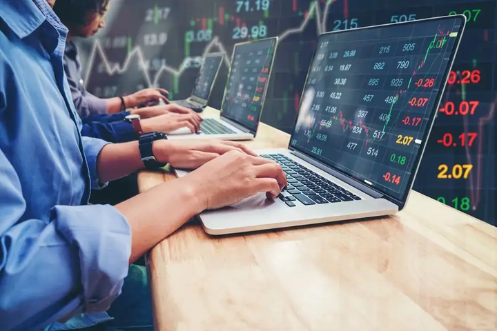 A股午评 | 创业板指半日涨0.91% 沪指挑战前高 银行、券商等金融板块表现强劲